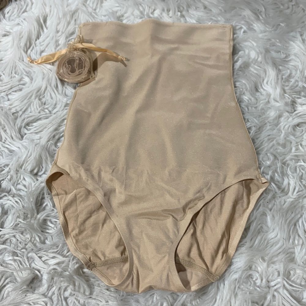 WACOAL 808158 Sensational Smoothing Hi Waist Shaper Naturally Nude size Medium